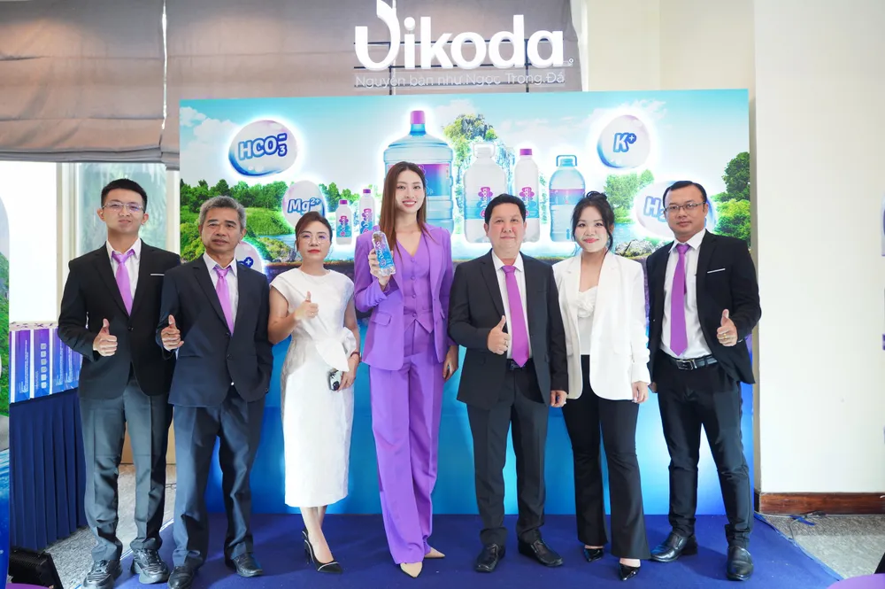 Hoa hậu Thế giới Việt Nam 2019 Lương Thùy Linh làm đại sứ thương hiệu quảng bá sản phẩm nước khoáng kiềm thiên nhiên Vikoda. Ảnh: TT. nuoc-khoang-kiem-thien-nhien-1.jpg