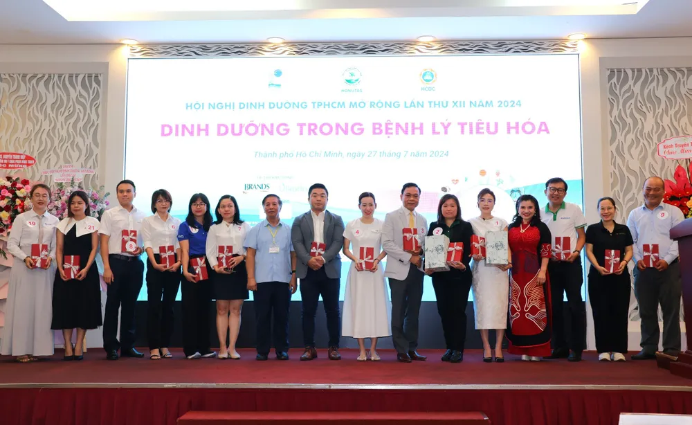 Ban tổ chức trao quà cảm ơn các nhà tài trợ tại hội nghị dinh dưỡng mở rộng lần thứ XII TP.HCM. Ảnh: HM. nuoc-khoang-kiem-thien-nhien-2.jpg