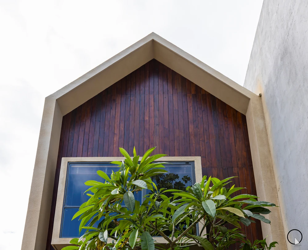 QAH là một căn nhà phố hẹp kết hợp ở và làm việc.