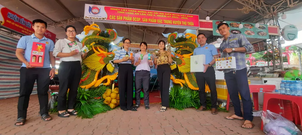 Sản phẩm OCOP, sản phẩm đặc trưng riêng của tỉnh Long An được ưu tiên trưng bày tại hội chợ thương mại. Ảnh: PT. Sản phẩm OCOP, sản phẩm đặc trưng riêng của tỉnh Long An được ưu tiên trưng bày tại hội chợ thương mại. Ảnh: PT.