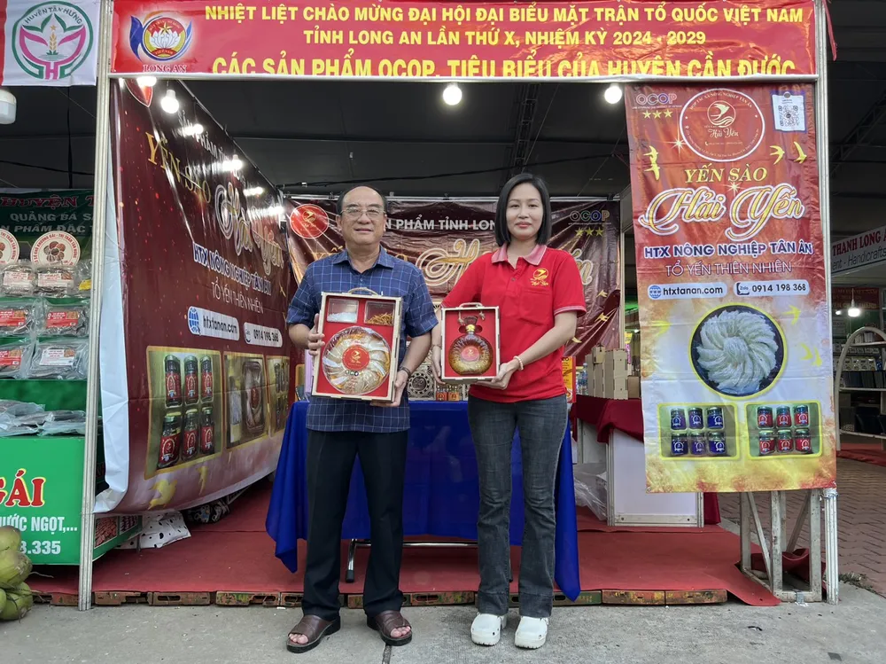 Sản phẩm yến thiên nhiên được người tiêu dùng tham quan. Ảnh: PT. hoi-cho-thuong-mai-2.jpg