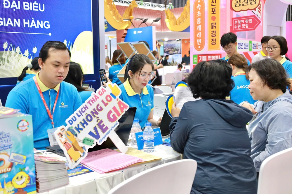 Từ sáng 5-9, nhiều người dân đã đến hội chợ du lịch quốc tế TP.HCM tìm hiểu và mua tour du lịch. 