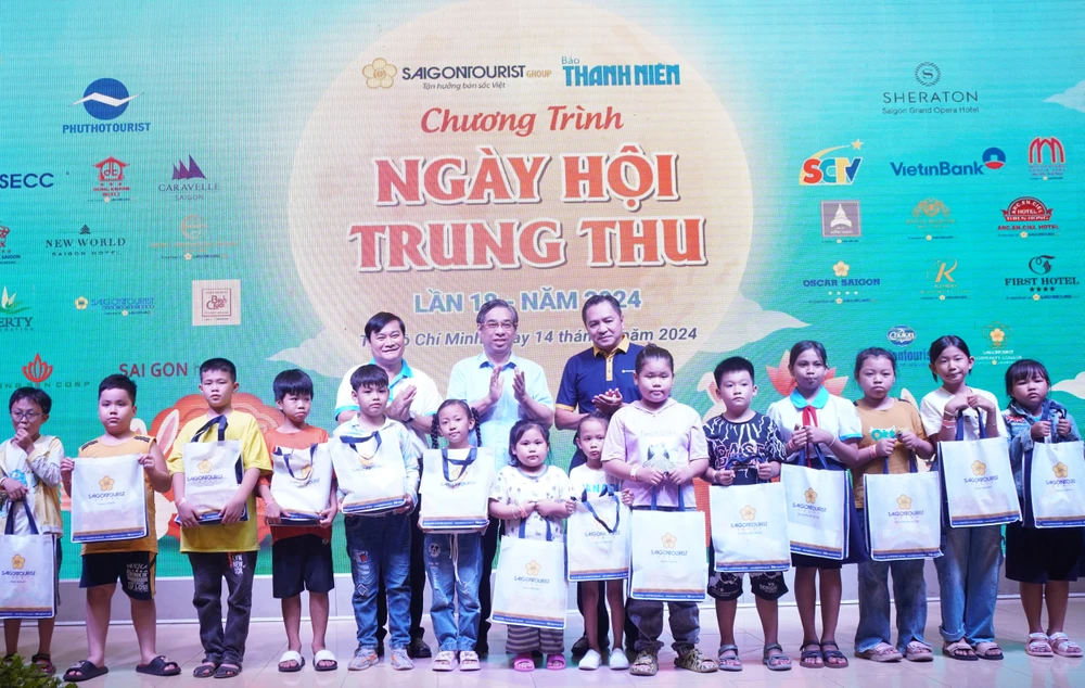 500 em thiếu nhi mồ côi do đại dịch COVID-19 được tặng quà, vui chơi vào dịp tết Trung thu. Ảnh: TT.