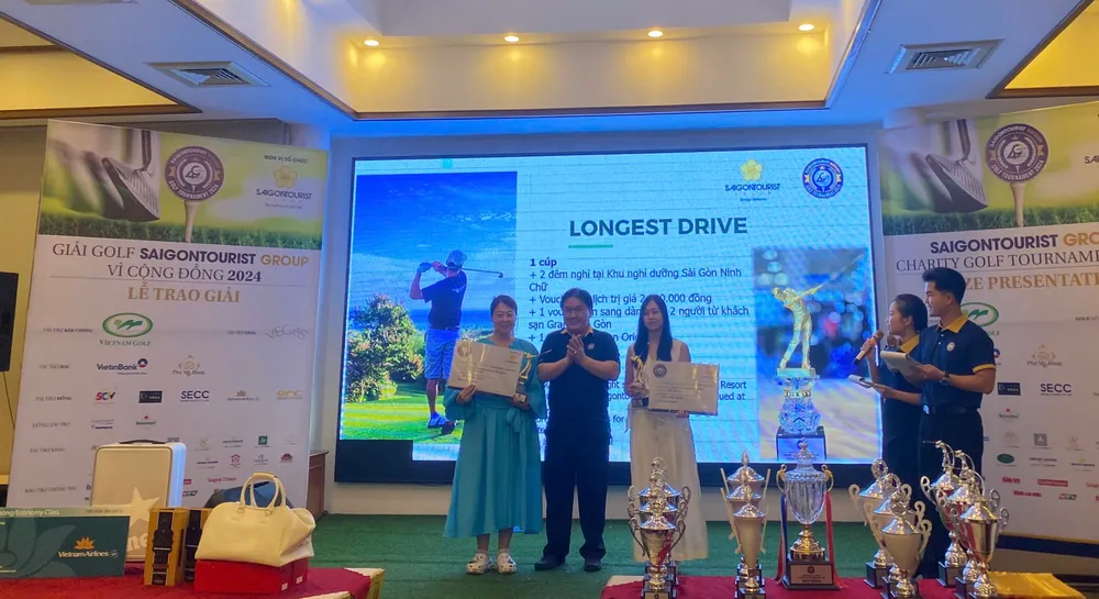 Ban tổ chức trao giải cho các golfer đạt giải golf Saigontourist Group vì cộng đồng lần thứ 18. Ảnh: TT. Ban tổ chức trao giải cho các golfer đạt giải golf Saigontourist Group vì cộng đồng lần thứ 18. Ảnh: TT.