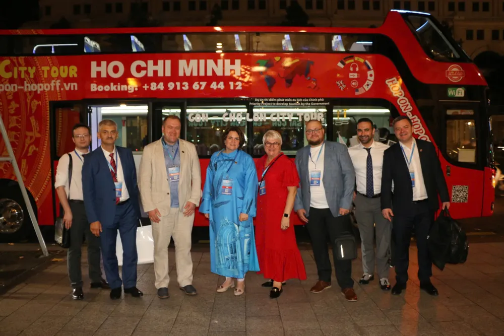 120 đại biểu trải nghiệm xe buýt hai tầng tại TP.HCM tối 24-9.