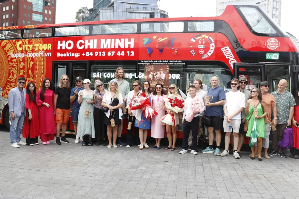 Ban nhạc Arrival tỏ ra rất thích thú khi tham quan điểm đến TP.HCM bằng buýt hai tầng.