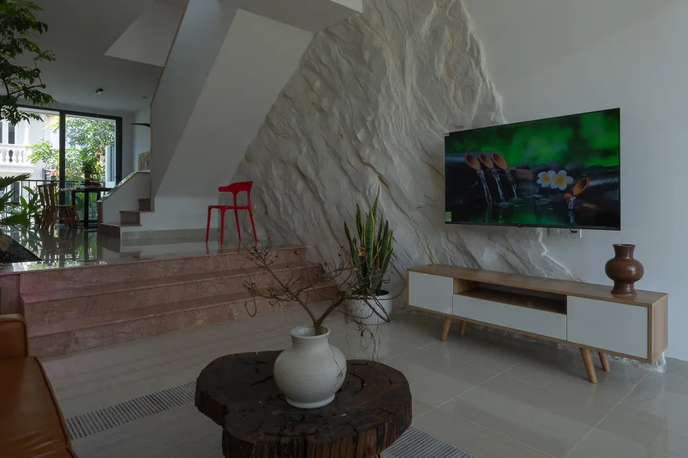 Điểm nhấn nghệ thuật chính là những phù điêu đắp nổi bằng xi măng, tạo nên nét chấm phá độc đáo cho ngôi nhà hai mặt tiền.