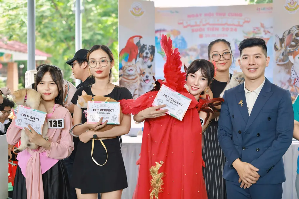 Chị Nguyễn Thảo Hiếu, sinh năm 1989, ngụ tại huyện Bình Chánh (người thứ 2 từ bên phải qua) gây ấn tượng với chú mèo phượng hoàng 6 tuổi. Chị Hiếu chia sẻ: 'Biết Khu Du lịch Văn hóa Suối Tiên có ngày hội thú cưng nên đưa bé đến tham gia và giao lưu. Về phần trang phục, tôi chuẩn bị trong vòng hai tuần. Chị Hiếu cho biết thêm, đây là bé mèo ta nên việc chăm sóc khá dễ, chủ yếu ăn hạt và pate, thức ăn bổ sung vitamin. Chi phí nuôi bé khoảng 700-800.000 đồng/tháng.