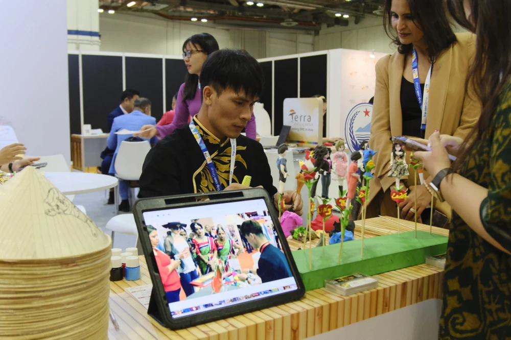 Du khách trải nghiệm các hoạt động thủ công truyền thống như nặn tò he tại gian hàng du lịch TP.HCM. Ảnh:TT.