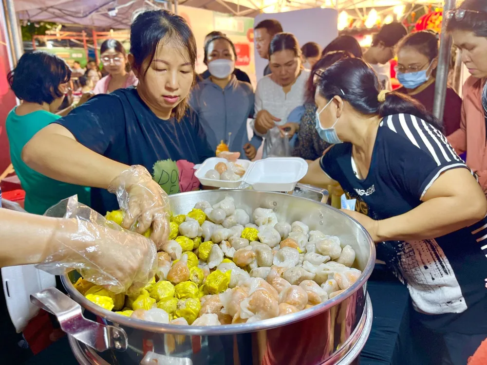 Lễ hội ẩm thực Chợ Lớn Food Story lần 2 năm 2024 với chủ đề “Mỹ vị Mì và Bánh” với sự góp mặt của 50 gian hàng. Ảnh: HN. Lễ hội ẩm thực Chợ Lớn Food Story lần 2 năm 2024 với chủ đề “Mỹ vị Mì và Bánh” với sự góp mặt của 50 gian hàng.