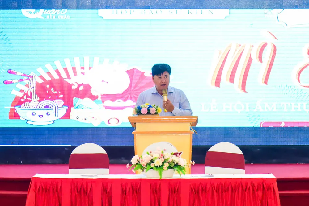 Ông Trần Minh Sang, Trưởng phòng Kinh tế quận 5 chia sẻ tại họp báo. Ảnh: TT my-vi-mi-va-banh-2.jpg