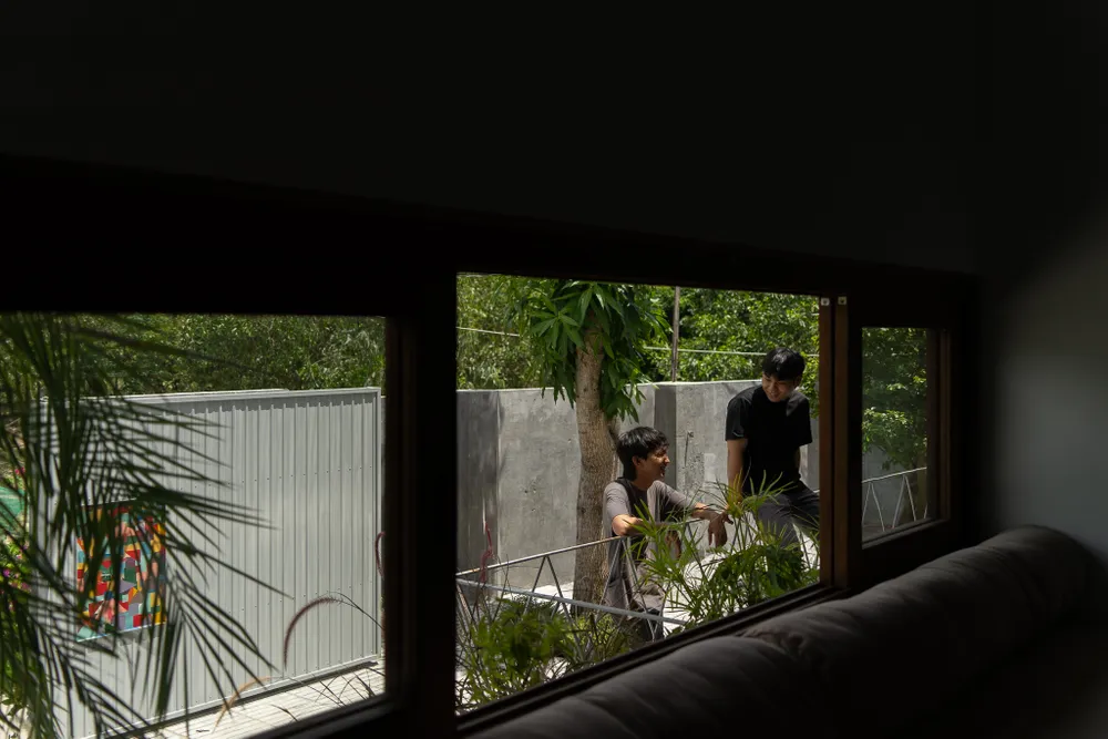 Với diện tích xây dựng là 80m2, hình dáng ngôi nhà 'đội nón' được tạo hình nương theo dáng đất.