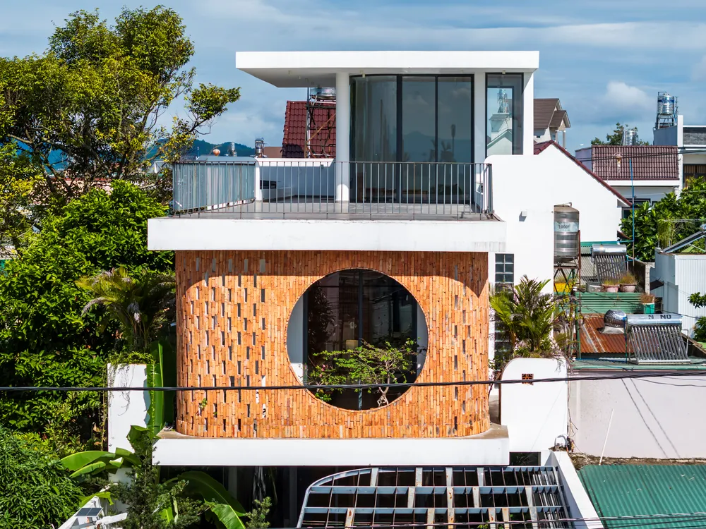 Kiến trúc sư the bloom architects đã thiết kế <i>ngôi nhà có mặt tiền</i> độc đáo với việc sử dụng những bức tường gạch lộ thiên có nhiều khoảng hở nhỏ.