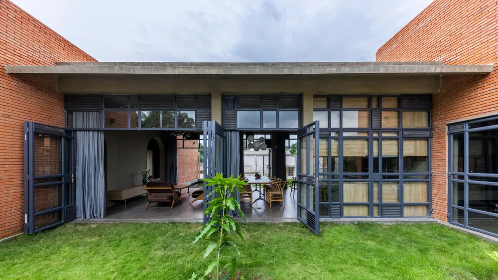 Các không gian sinh hoạt chung trong ngôi nhà ba khối được thiết kế kết nối với thiên nhiên.