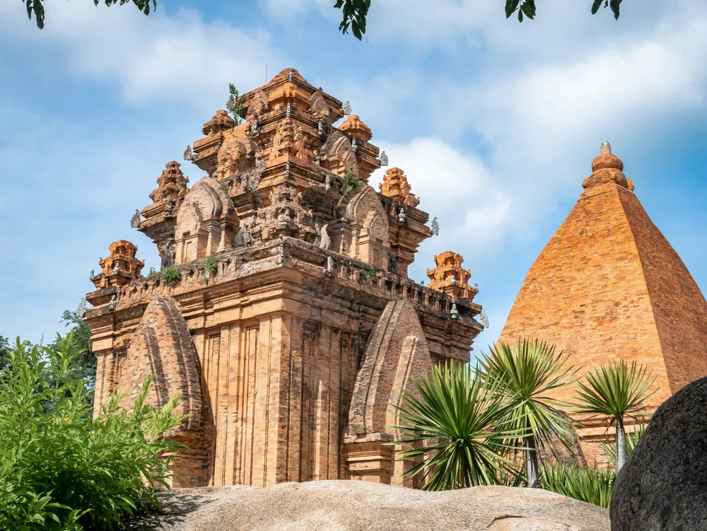 Tháp Bà Ponagar (Nha Trang) với hình dáng và kiến trúc rất đặc sắc. Nguồn: Unsplash/CreateTravel.tv du-lich-cham-1.jpg