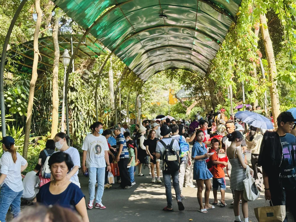 Từ ngày 27-5 đến 1-6, tại Thảo Cầm Viên diễn ra chương trình "Mừng Tết Đoan Ngọ - Vui Tết Thiếu nhi". le-hoi-am-thuc-4.jpg