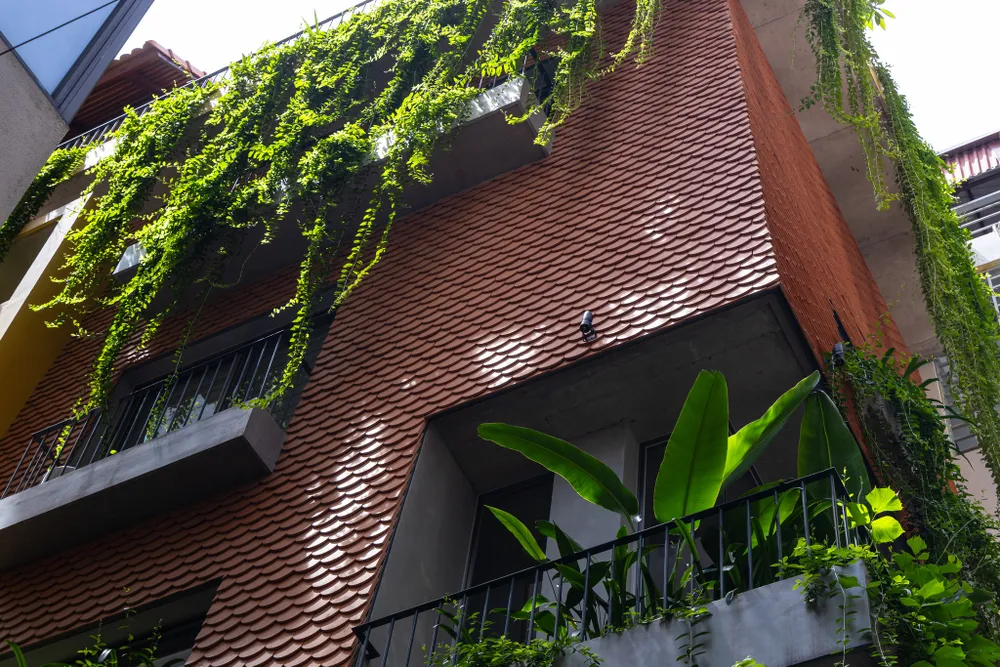 Công trình thiết kế văn phòng xây dựng bộ khung chính bằng bê tông cốt thép thông thường với lớp vỏ tường bao bọc được phá cách bằng việc lợp ngói vẩy cá.