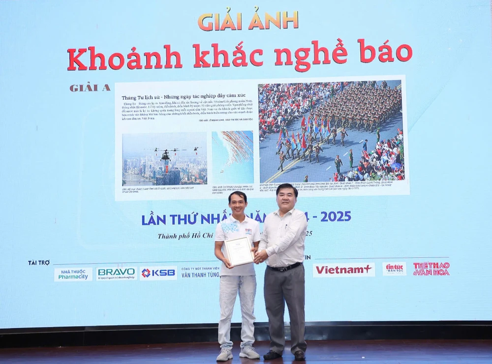Tác giả Lê Mạnh Linh (Phòng đại diện Báo Tin tức và Dân tộc) đạt giải A cuộc thi 'Khoảnh khắc nghề báo'.