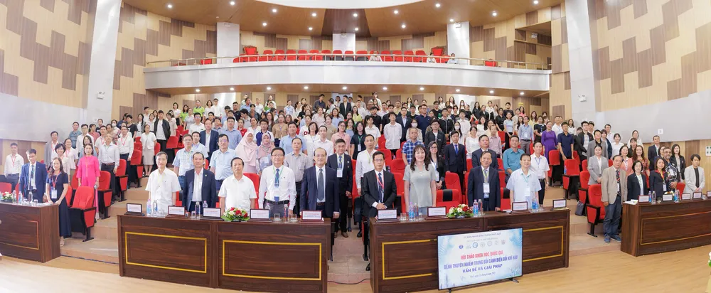 Hội thảo khoa học quốc gia “Bệnh truyền nhiễm trong bối cảnh biến đổi khí hậu: Vấn đề và giải pháp” sáng 21-6.