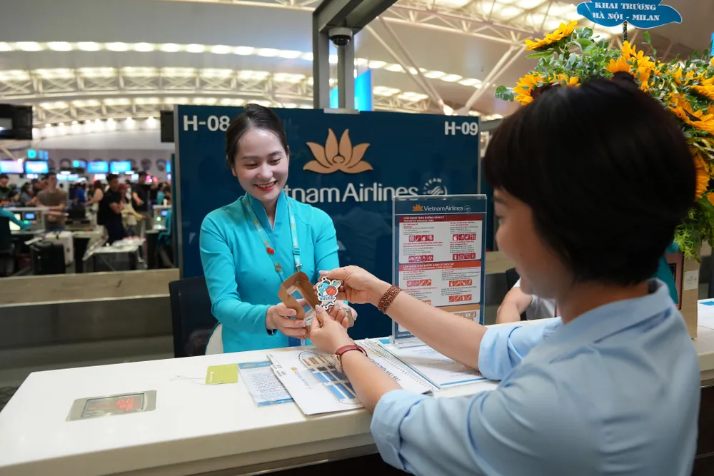 Du khách làm thủ tục checkin trước khi lên chuyến bay thẳng Hà Nội – Milan vào đầu tháng 7. Ảnh: Vietnam Airlines. nganh-du-lich-4.jpg