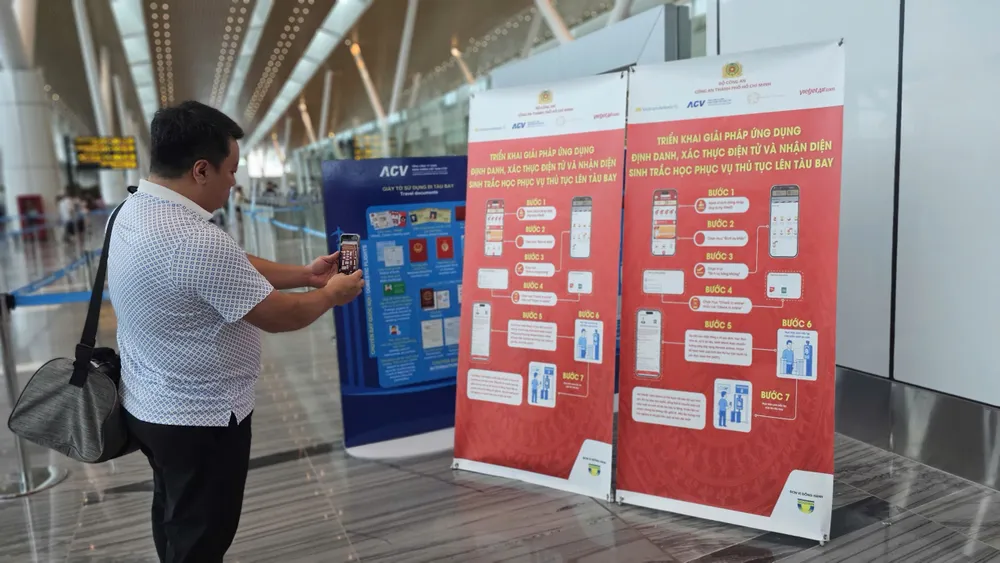 Việc ứng dụng các hệ thống sinh trắc học giúp rút ngắn thời gian làm thủ tục tại các sân bay. Ảnh: Thy Nhung.