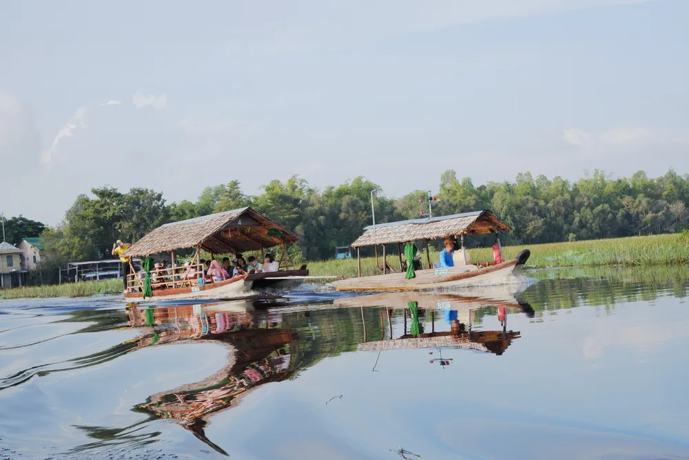 Doanh nghiệp lữ hành khảo sát các điểm đến Vườn Quốc gia Tràm Chim (tỉnh Đồng Tháp) trong chương trình liên kết du lịch. Ảnh: TT.