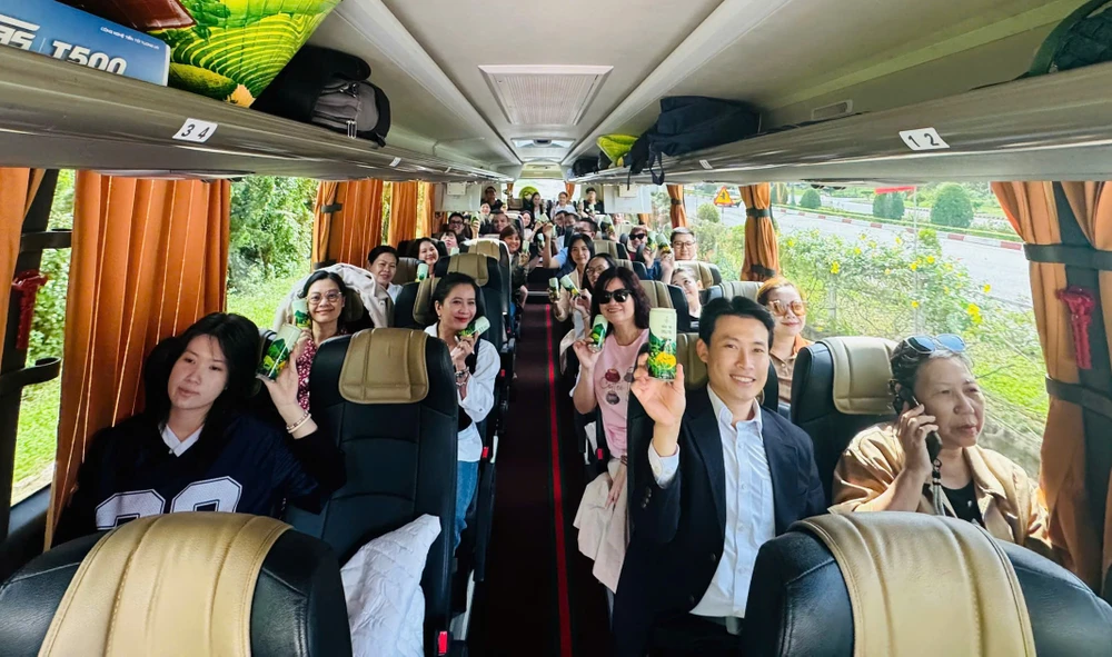 Hướng dẫn viên, hành khách đều phải ngồi đúng vị trí và thắt dây an toàn trong suốt hành trình.