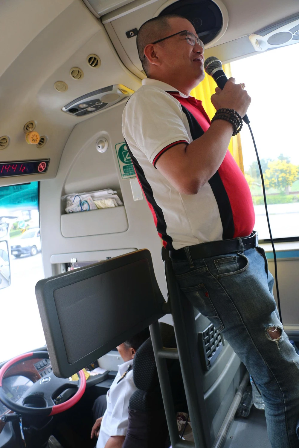 Ở Thái Lan, xe du lịch từ 29 chỗ trở lên,luôn có một tấm chắn lưng để hướng dẫn viên có thể đứng thuyết minh. Ảnh:VM.