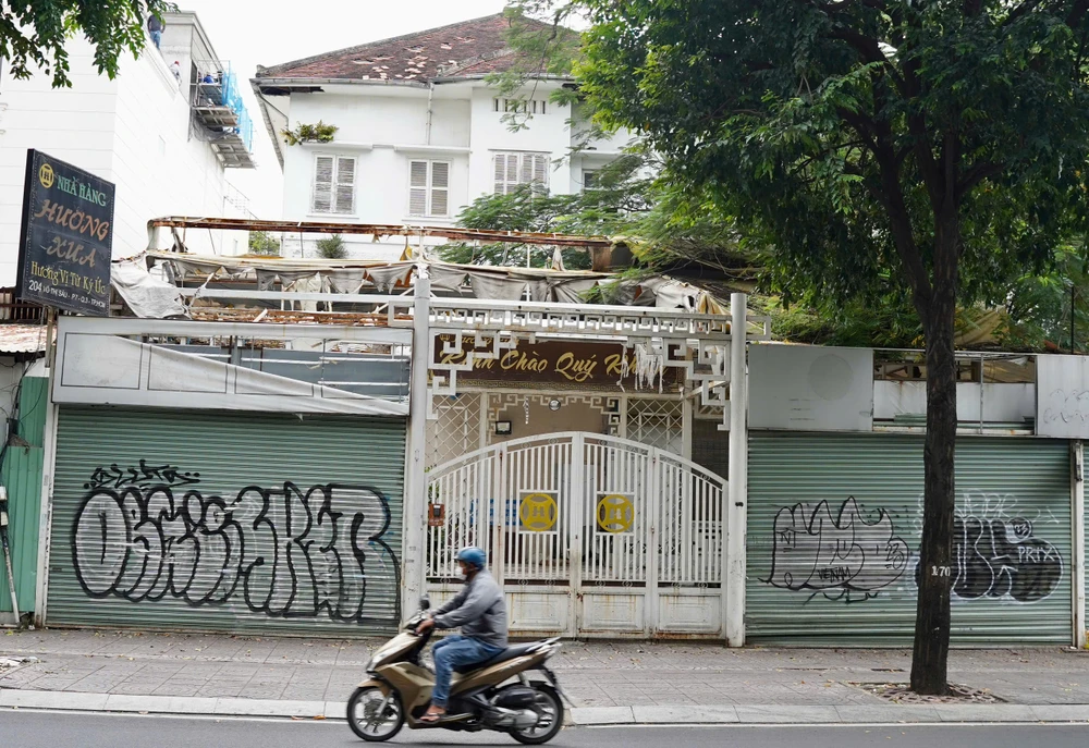 Biệt thự 204 đường Võ Thị Sáu có hàng rào sắt han gỉ. Ảnh: Thuận Văn.