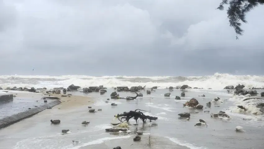 Do ảnh hưởng của bão số 10, sóng biển tại phường Thuận An (TP Huế) dâng cao, đập mạnh vào bờ. Ảnh: NGUYỄN DO.