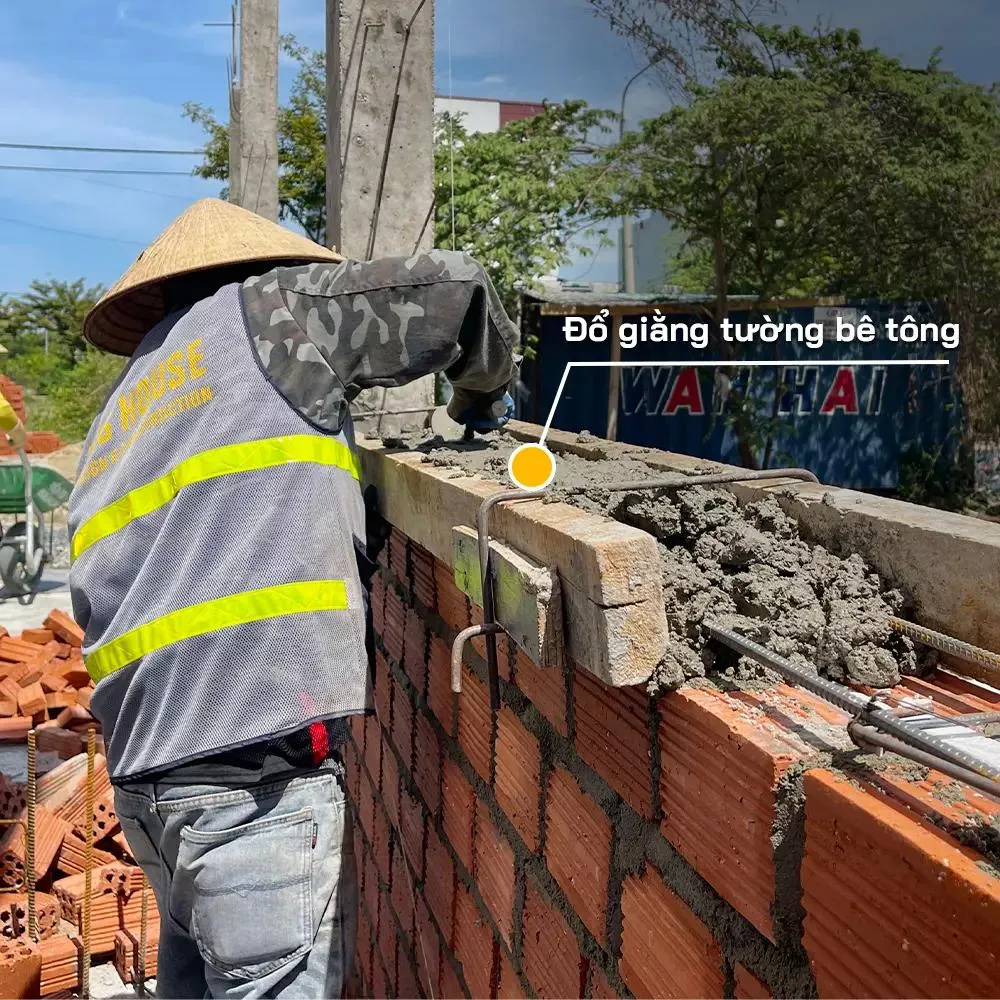 Đổ giằng tường bê tông trong công tác thi công tường.