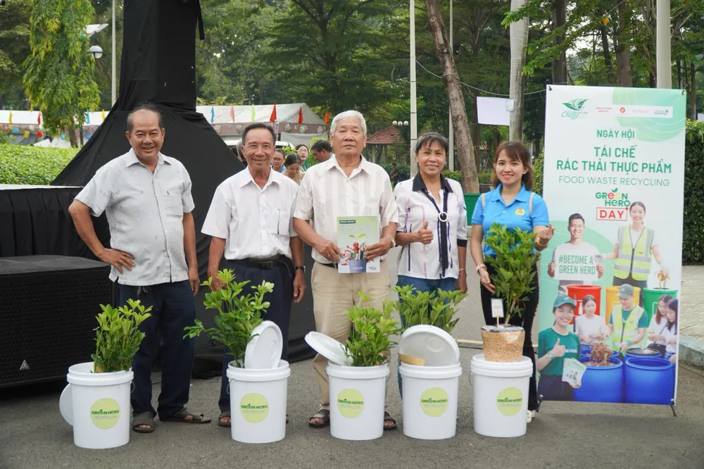 Người dân phấn khởi khi nhận cây xanh và nguyên liệu để ủ rác hữu cơ hướng đến lối sống xanh. Ảnh: TT.