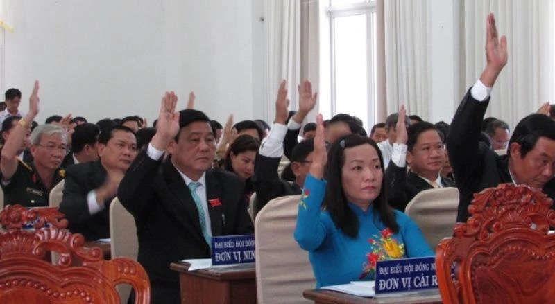 Các đại biểu biểu quyết thông qua nghị quyết 