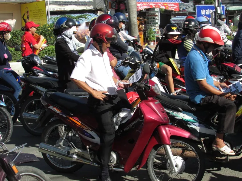 Phụ huynh chờ con thi môn tiếng Anh ở Cần Thơ