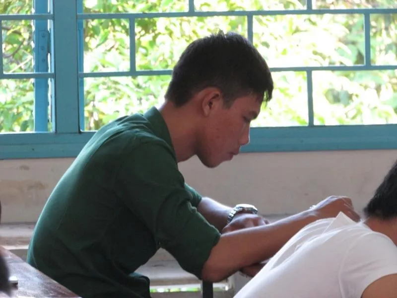 Bạn Lưu Vĩnh Phúc mặc đồng phục lính tới phòng thi