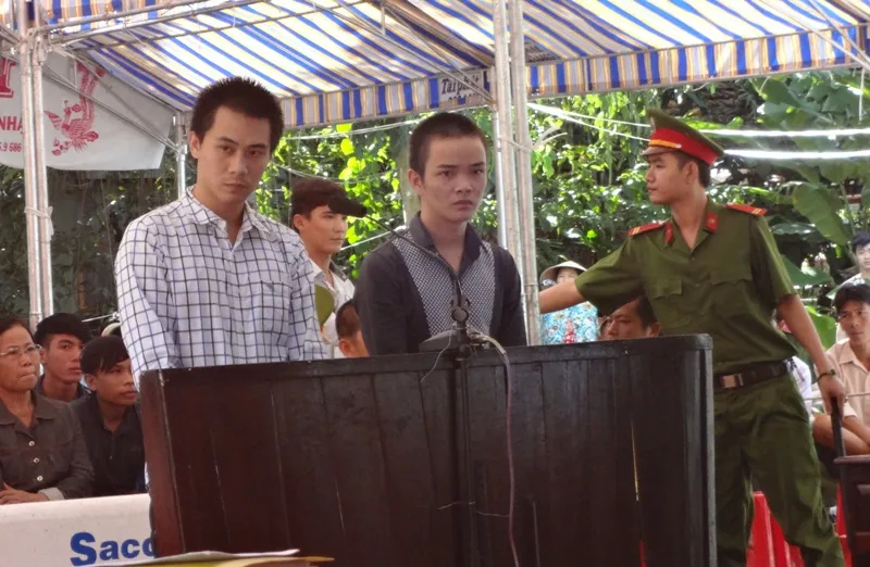 Vô cớ đánh người, 2 anh em họ dắt nhau vào tù ảnh 1