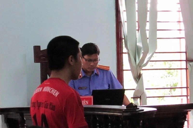 Bị cáo Nguyễn Phi Công tạ