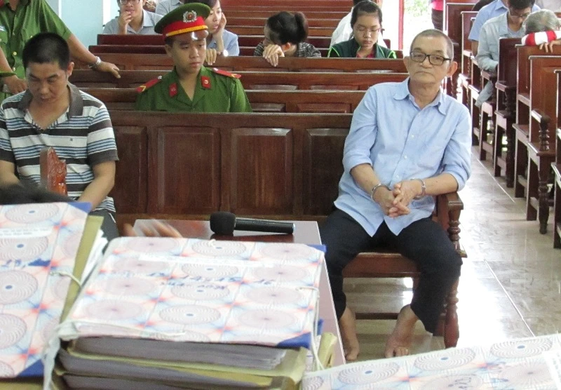 Hai bị cáo Tiến (bìa phải) và Hoàng tại tòa ngày 25-8. Ảnh: N.NAM