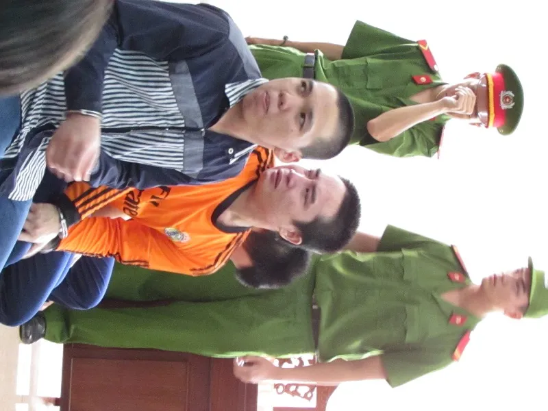 Mỗi lần nghe tiếng khóc của người thân, các bị cáo đều không kìm được nước mắt, trong đó, bị cáo Rạng (áo cam) khóc nhiều nhất. Ảnh: N.NAM