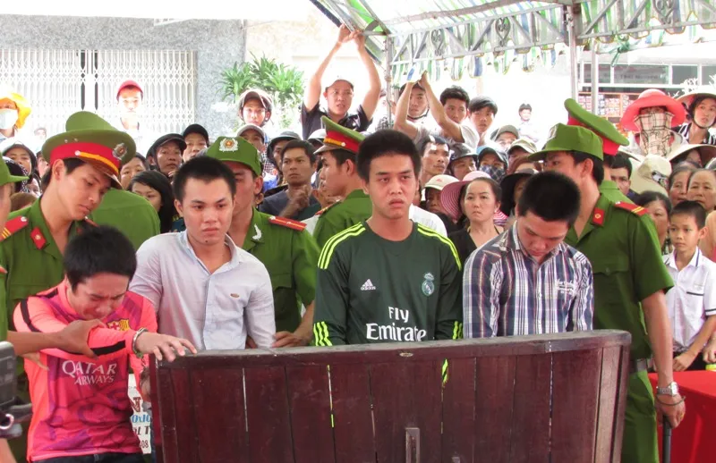 Từ phải qua, các bị cáo Giàu, Rạng, Thịnh và Linh khi nghe tòa sơ thẩm tuyên án ngày 15-3. Ảnh: N.NAM