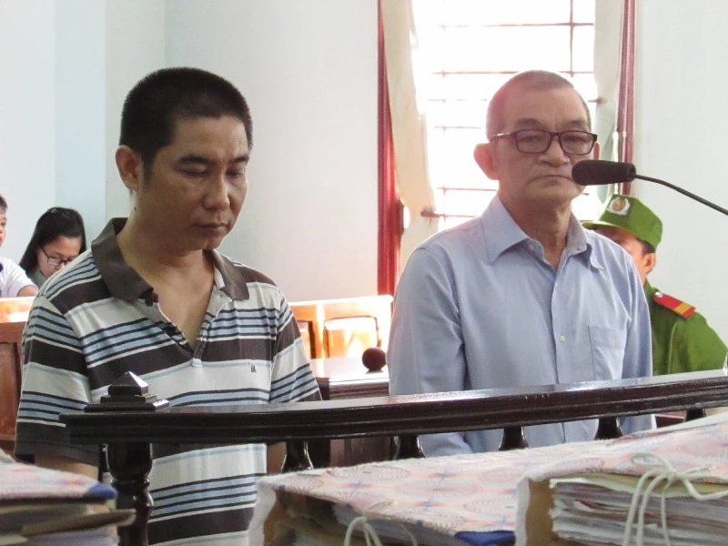 Bị cáo Hoàng (bìa trái) và Tiến tại phiên tòa sơ thẩm. Ảnh: N.NAM