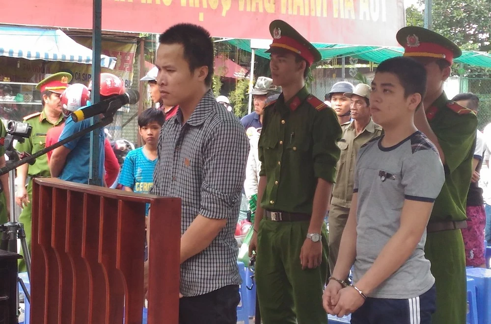 Bị cáo Thái đứng trước vành móng ngựa nghe tòa tuyên án ngày 11-11. Ảnh: N.NAM