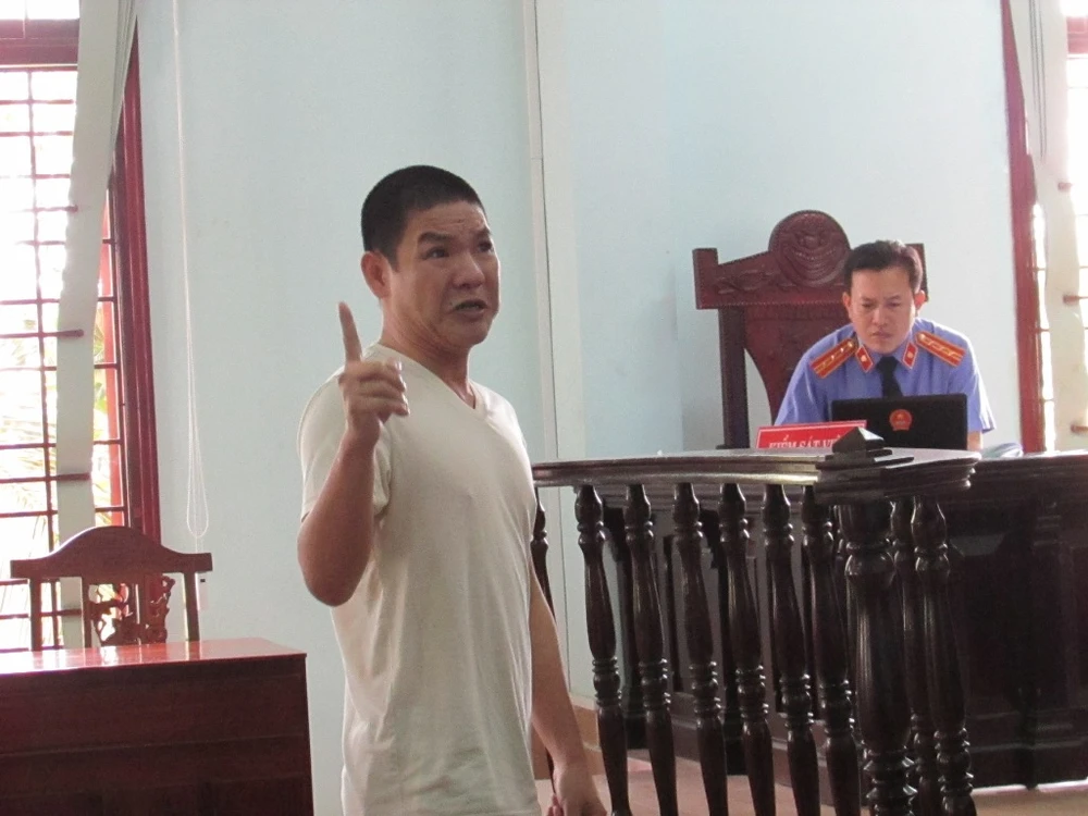 Bị cáo Hoa trong một lần ra tòa nhưng tòa hoãn xử vì bị hại chưa có đủ giấy tờ để yêu cầu bồi thường... Ảnh: N.NAM