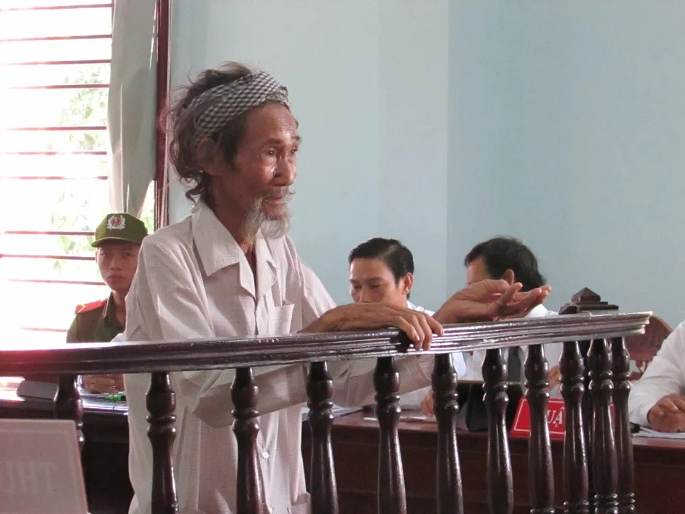 cụ ông 84 tuổi bị con đòi bỏ tù