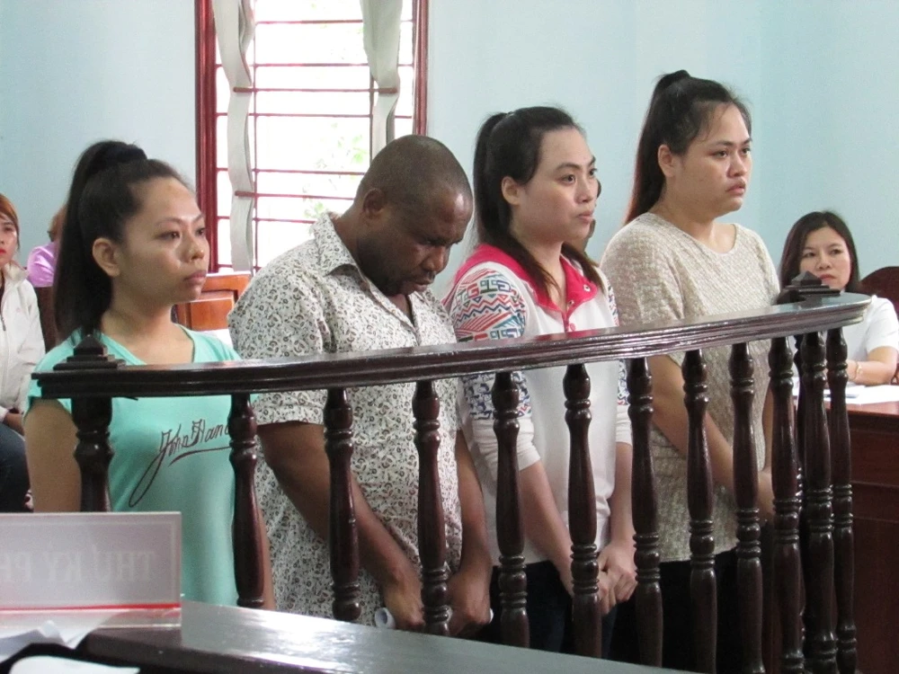 Nữ bị cáo khóc nức nở vì đưa em gái cùng phạm tội