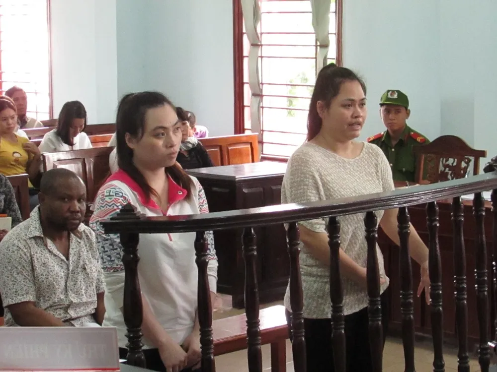 Nữ bị cáo khóc nức nở vì đưa em gái cùng phạm tội