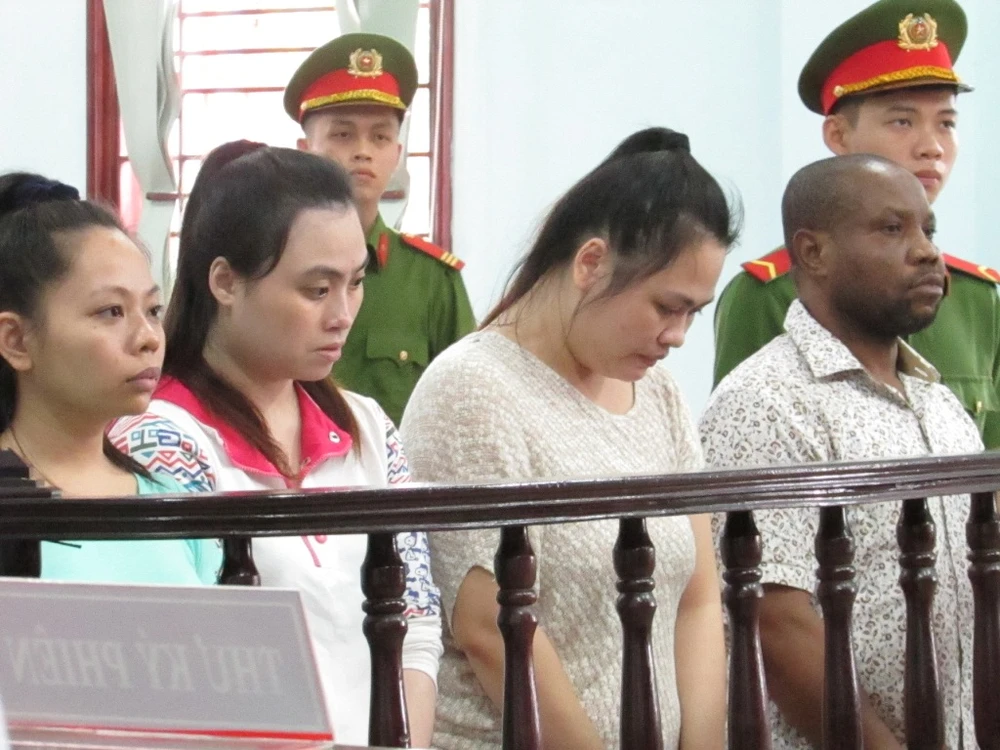 Cầm cố cả nhà để được... nhận quà từ nước ngoài