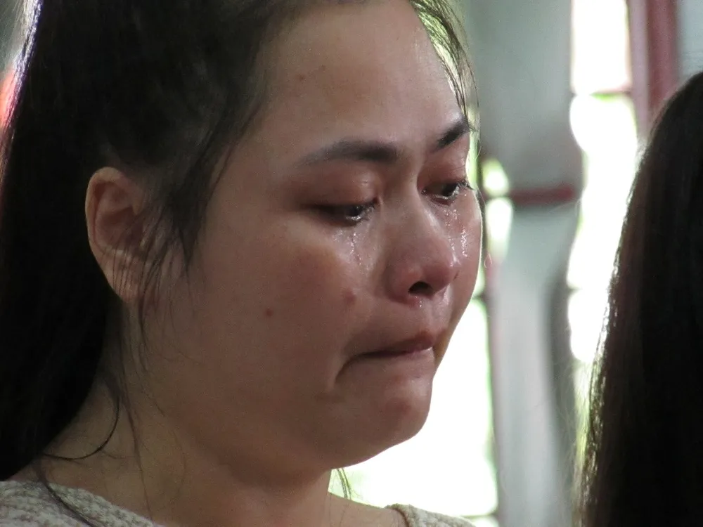 Nữ bị cáo khóc nức nở vì đưa em gái cùng phạm tội