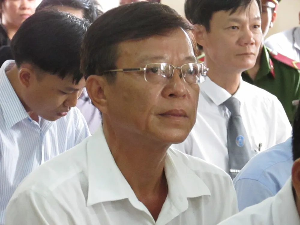 Xử 3 cán bộ NH: Phải cam kết tòa mới cho bị cáo mang... dép