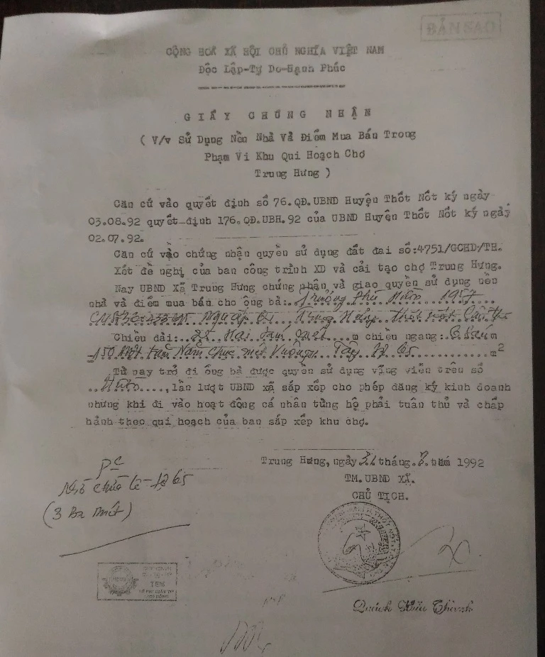 Giấy chứng nhận xã Trung Hưng cấp cho ông Hườn giao cho ông sử dụng vĩnh viễn 150m2 đất và Quyết định 2216 của UBND huyện Cờ Đỏ đã bị tòa phúc thẩm tuyên hủy. Ảnh: NN 1